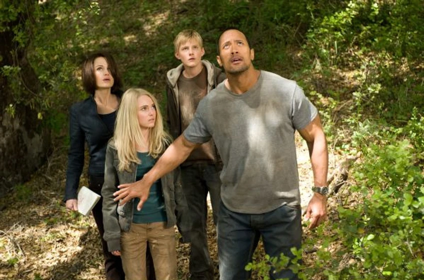 Dwayne Johnson, Carla Gugino, Annasophia Robb y Alexander Ludwig en La Montaña Embrujada