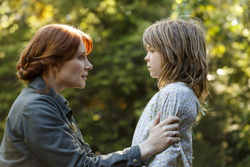 Bryce Dallas Howard y Oakes Fegley en Peter y el dragón