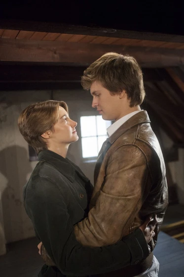 Shailene Woodley y Ansel Elgort en bajo-la-misma-estrella