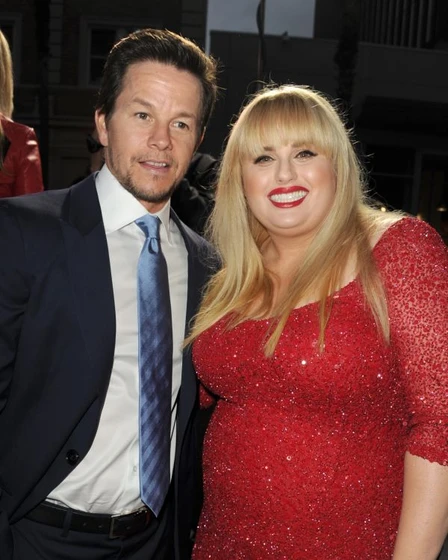 Mark Wahlberg y Rebel Wilson en dolor-y-dinero (Premiere en Los Angeles. Abril 2013)