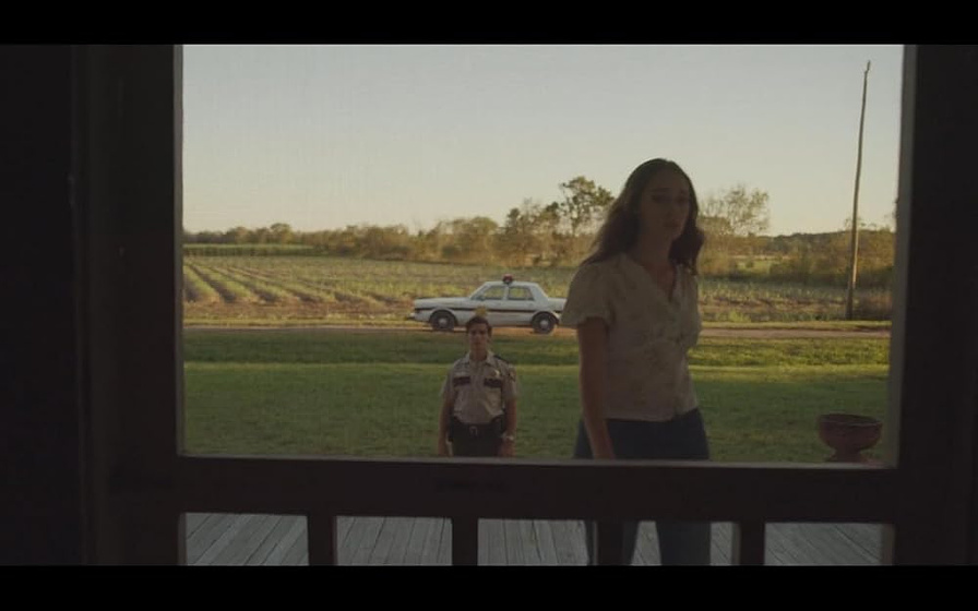 Brenton Thwaites y Alycia Debnam-Carey en a-violent-separation