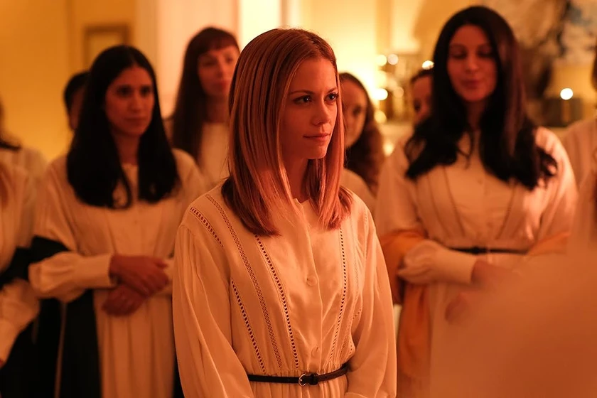 Claire Coffee en presa-de-un-engano