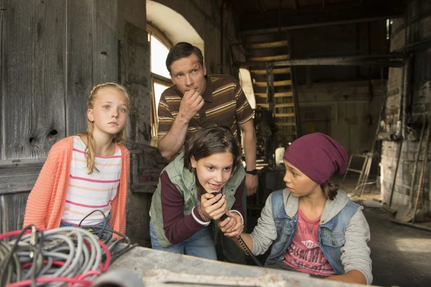 Jacob Matschenz, Marinus Hohmann, Ron Antony Renzenbrink y Amelie Lammers en los-cinco-y-el-valle-de-los-dinosaurios