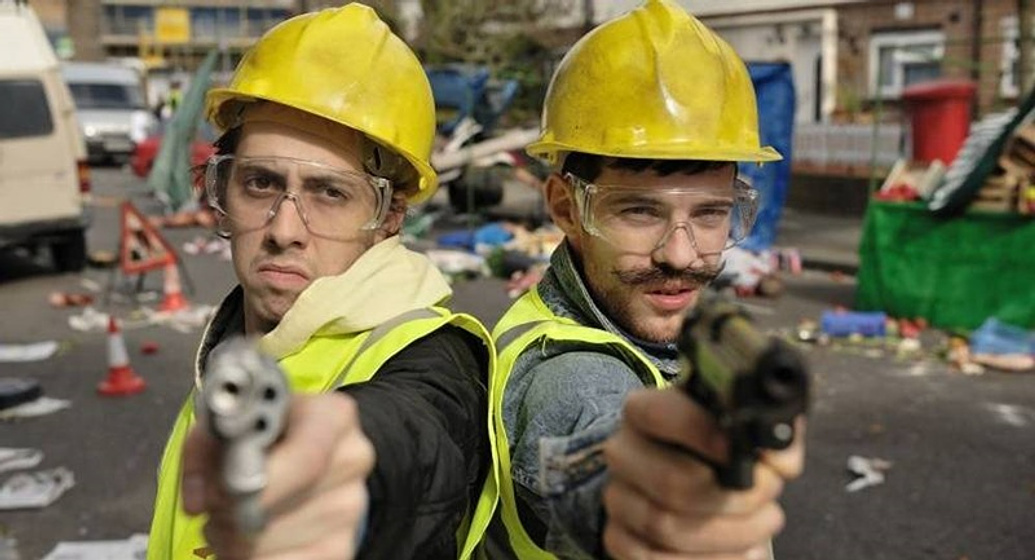 Harry Treadaway y Rasmus Hardiker en Invasión Zombie