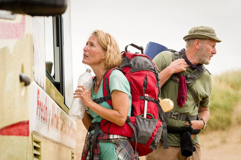 Jason Isaacs y Gillian Anderson en el-sendero-de-la-sal