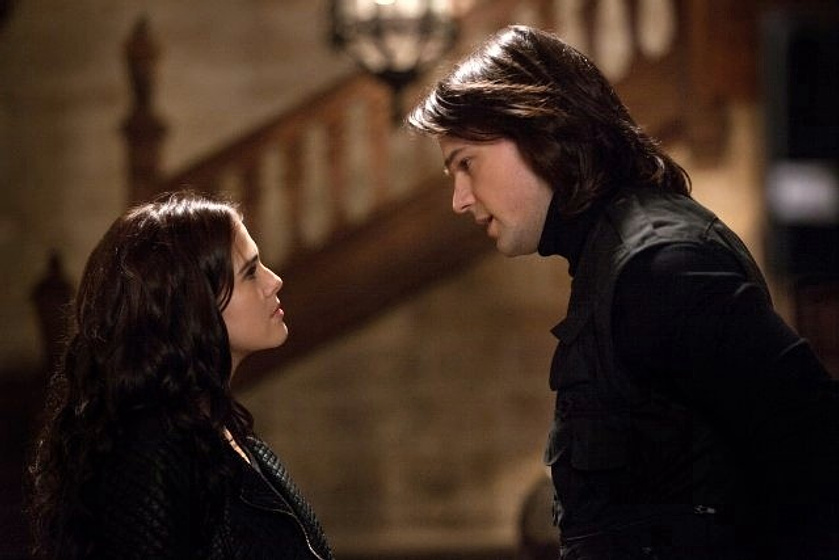 Zoey Deutch y Danila Kozlovsky en Vampire Academy