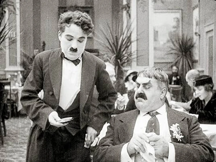 Charles Chaplin y Eric Campbell en charlot-heroe-del-patin