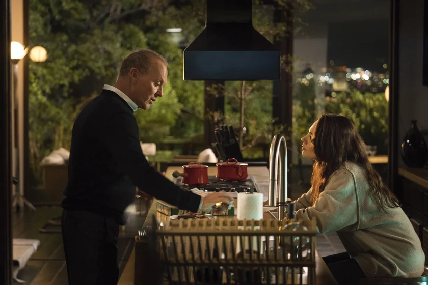 Michael Keaton y Mila Kunis en con-el-agua-al-cuello-2024
