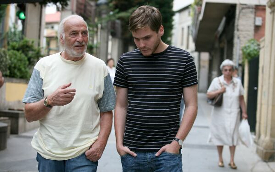 Héctor Alterio y Daniel Brühl en Un Poco de Chocolate