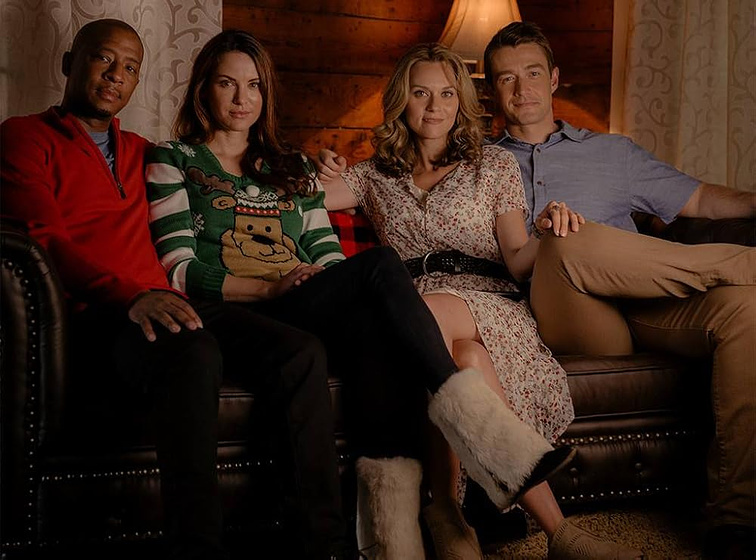 Antwon Tanner, Hilarie Burton, Danneel Ackles y Robert Buckley en Navidad por Contrato