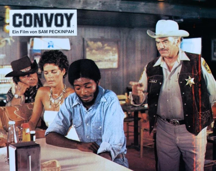Kris Kristofferson, Ernest Borgnine, Madge Sinclair y Ali MacGraw en convoy (Fotograma inglés)