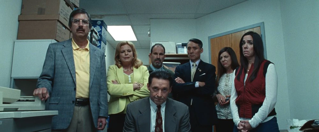 Hugh Jackman, Kathrine Narducci y Catherine Curtin en la-estafa-bad-education