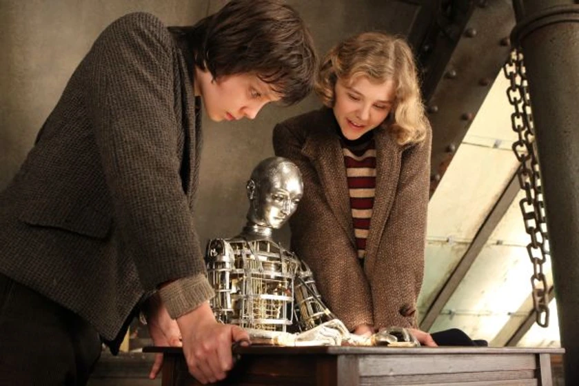 Chloë Grace Moretz y Asa Butterfield en La Invención de Hugo