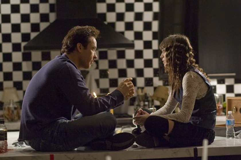 John Cusack y Lizzy Caplan en Jacuzzi al pasado