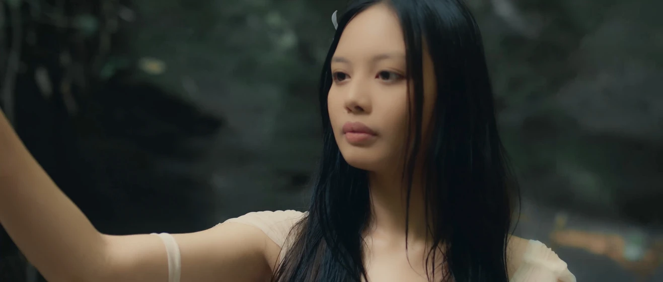 Angeli Khang en virgin-forest