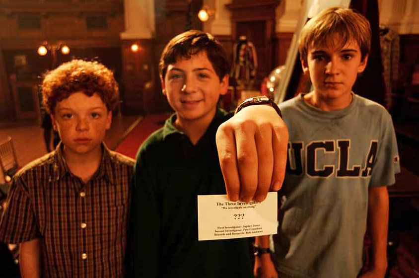 Nick Price, Cameron Monaghan y Chancellor Miller en Los Tres Investigadores y el Misterio en la Isla del Esqueleto