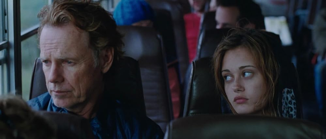 Bruce Greenwood y Ella Purnell en wildlike