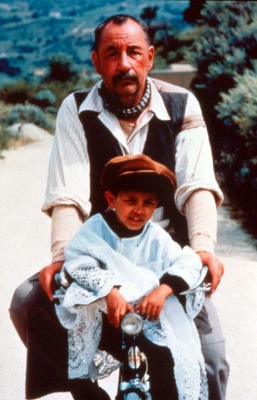 Philippe Noiret y Salvatore Cascio en Cinema Paradiso
