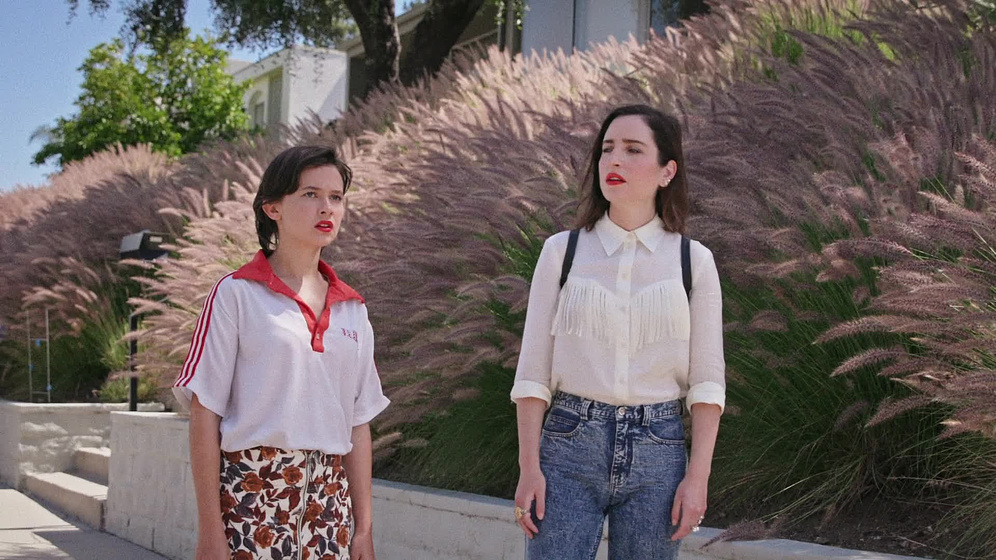 Cailee Spaeny y Zoe Lister-Jones en Como Termina