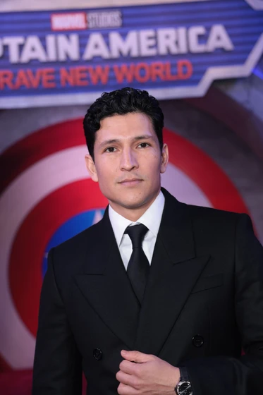 Danny Ramirez en Capitán América: Brave New World (Premiere en Los Angeles. Febrero 2025)