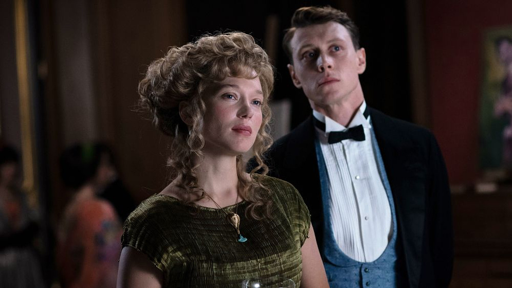 George MacKay y Léa Seydoux en La Bestia