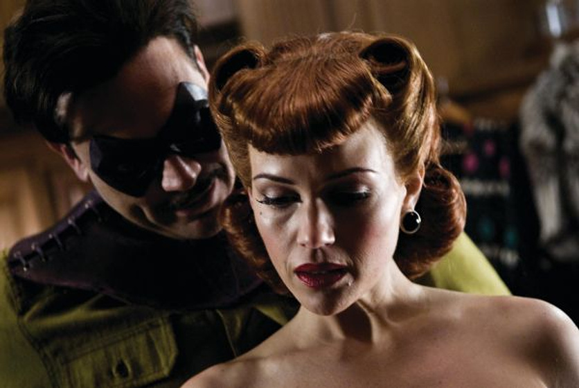 Carla Gugino y Jeffrey Dean Morgan en Watchmen