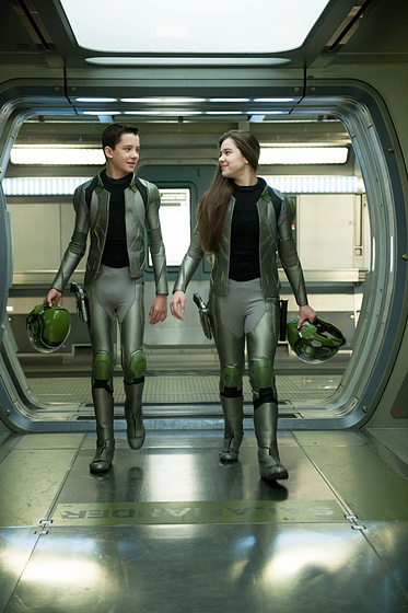 Asa Butterfield y Hailee Steinfeld en El Juego de Ender