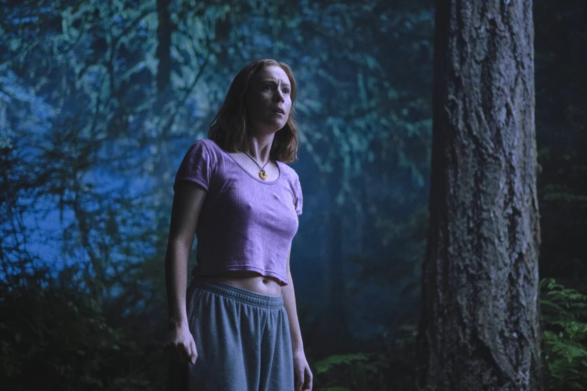 Hannah Einbinder en adolescencia-sexo-y-muerte-en-campamento-miasma