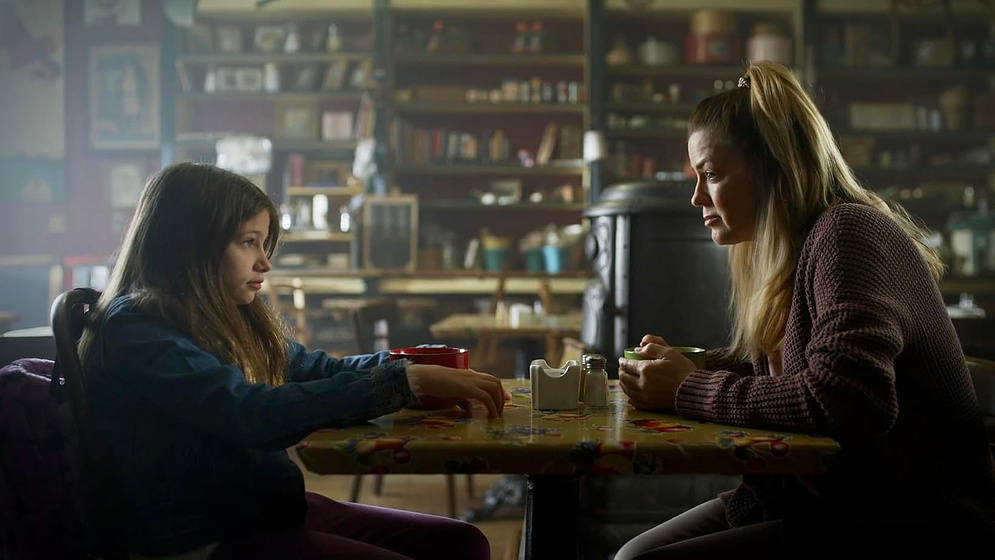 Juliana Dever y Joey Rae Blair en La Otra Madre