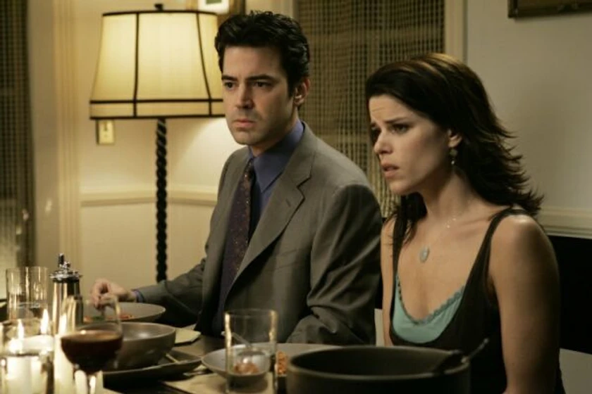 Neve Campbell y Ron Livingston en relative-strangers-una-familia-casi-perfecta