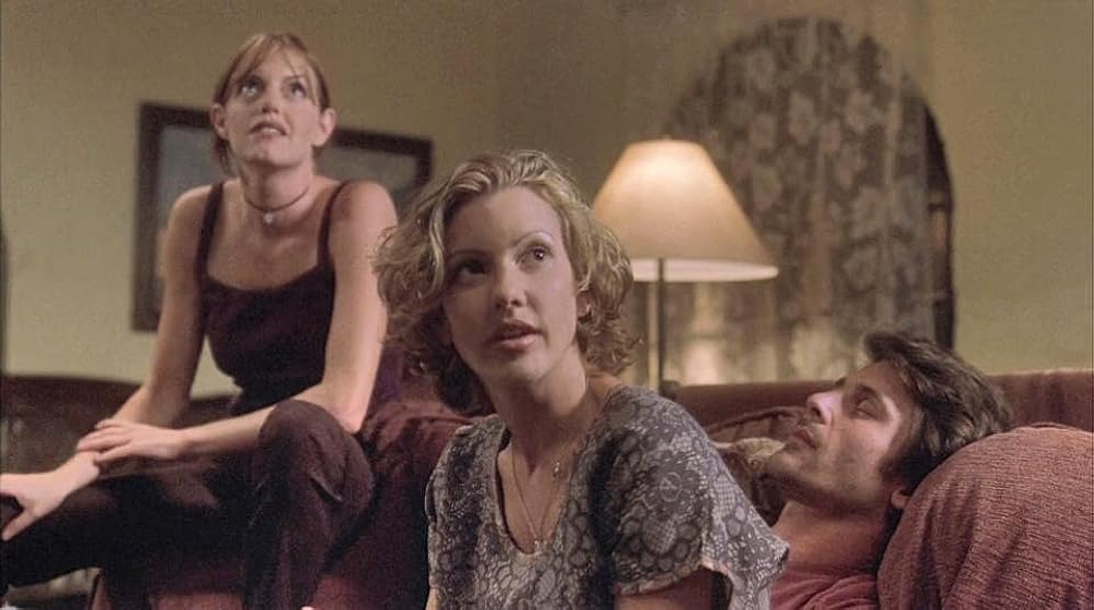 Justin Lazard, Tiffany Salerno y Leslie Horan en Verdad Brutal