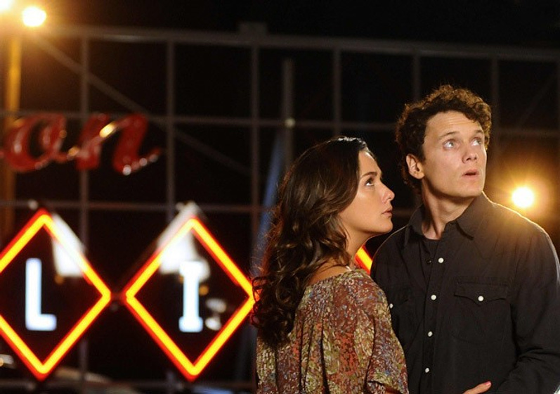 Anton Yelchin y Addison Timlin en Odd Thomas. Cazador de fantasmas