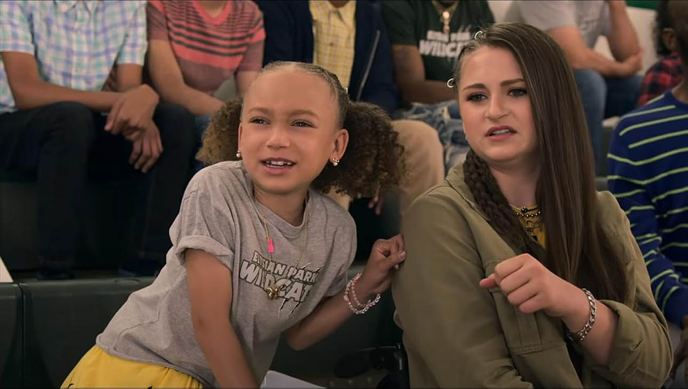 Mykal-Michelle Harris y Caylee Blosenski en Doce en Casa