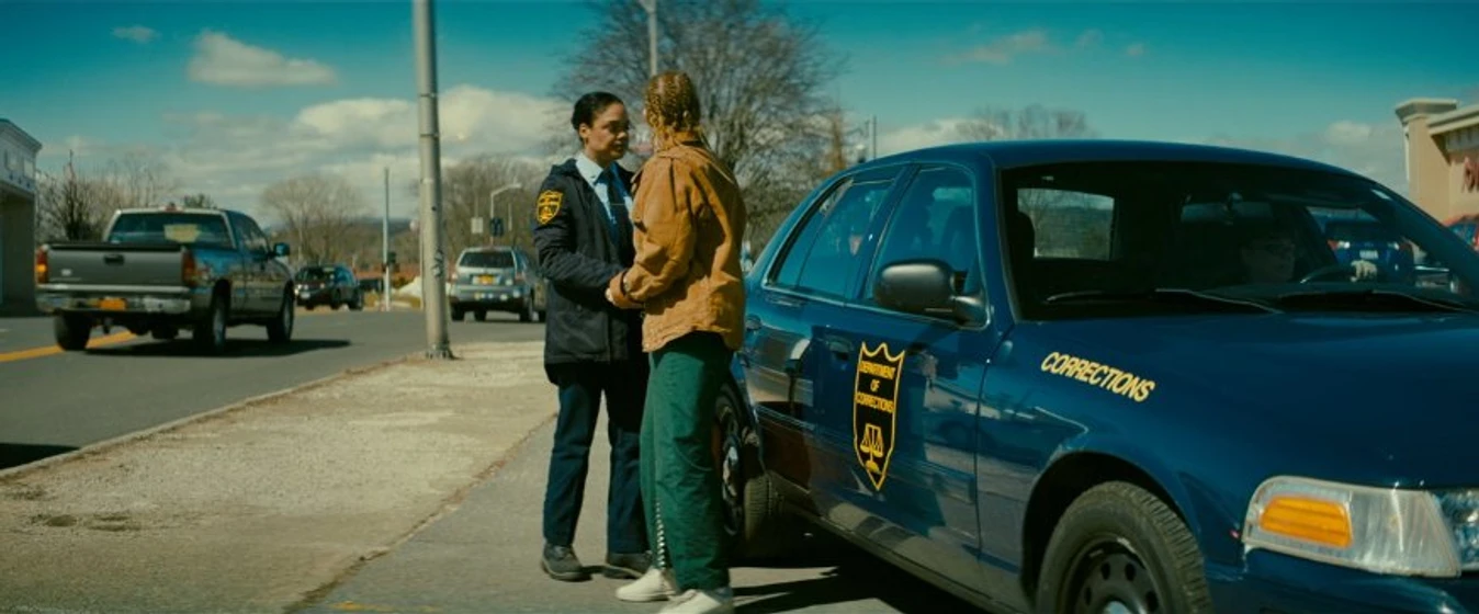 Melissa Leo y Tessa Thompson en el-permiso