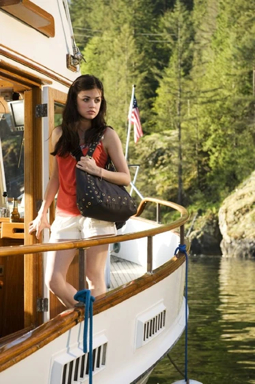 Lucy Hale en la-isla-del-miedo-2009