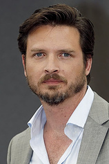 picture of actor Aden Young