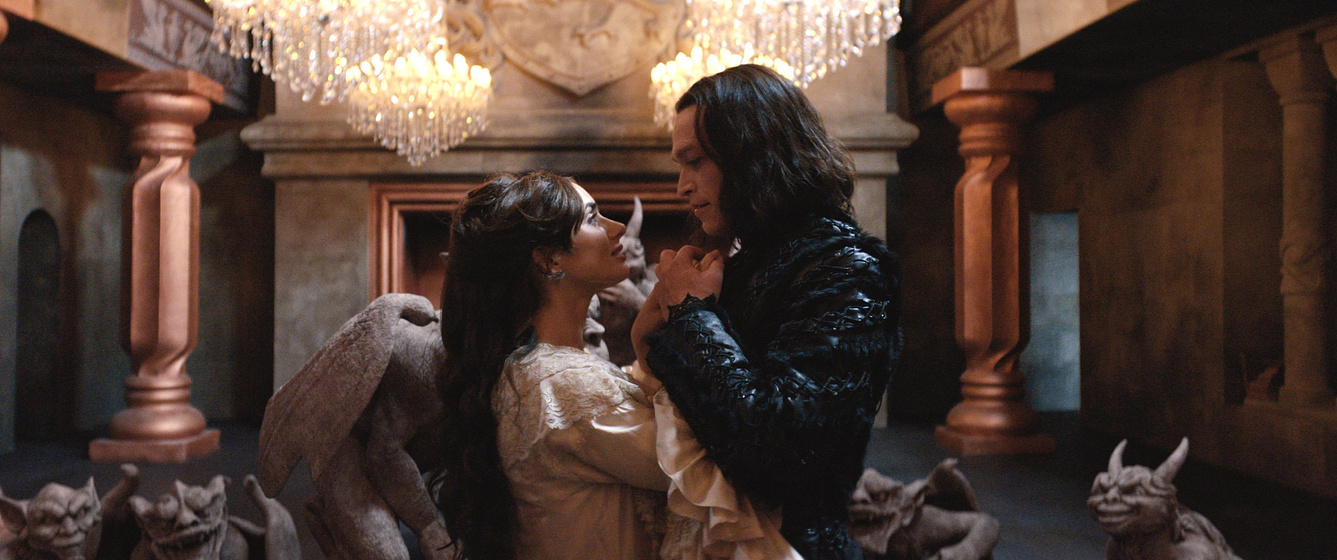 Caleb Landry Jones y Zoë Bleu Sidel en Dracula. A Love Tale