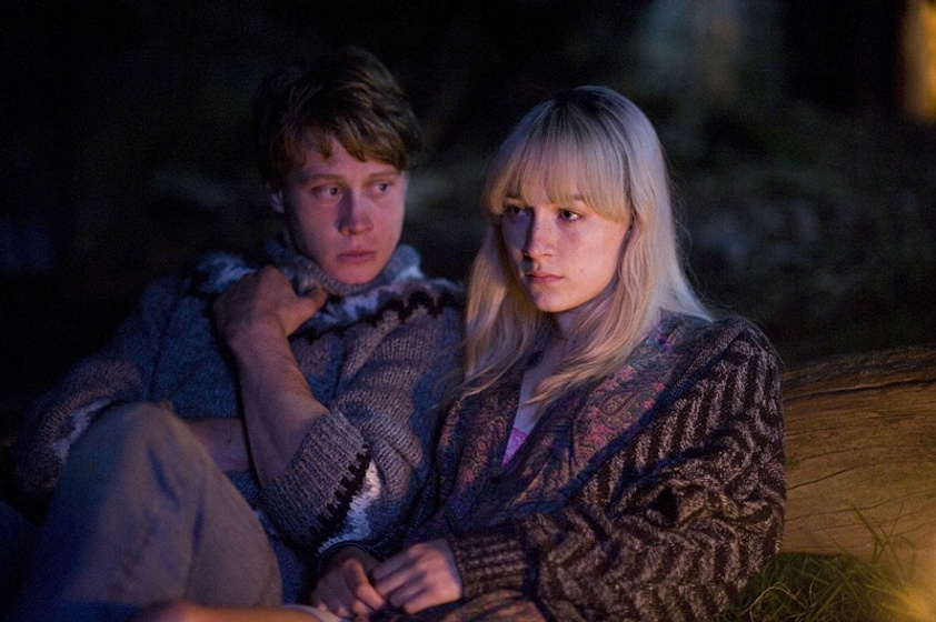 George MacKay y Saoirse Ronan en Mi Vida Ahora