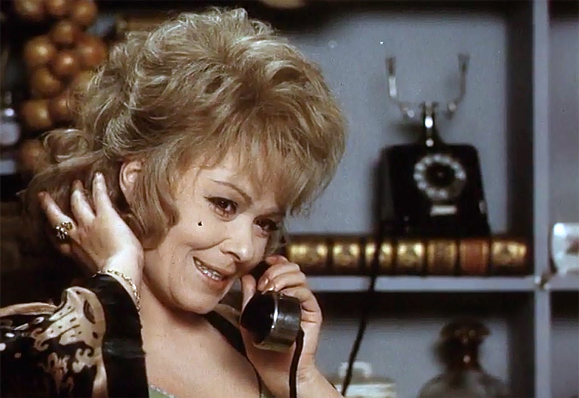 Jiřina Bohdalová en Killing the Devil