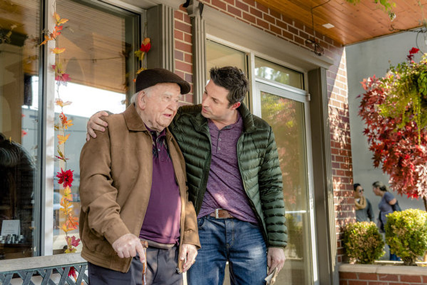 Edward Asner y Brennan Elliott en Con Todo Mi Corazón