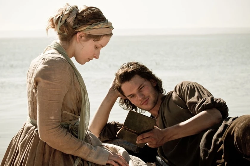 Jessie Cave y Jeremy Irvine en Grandes Esperanzas