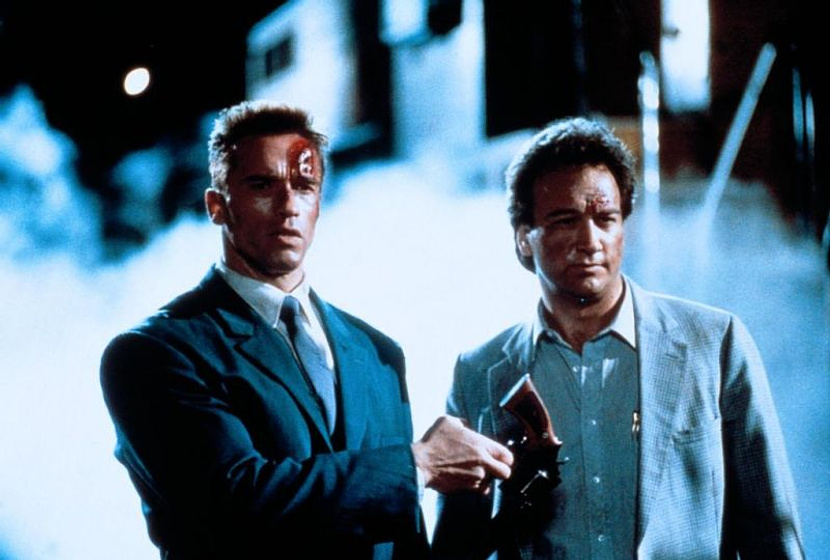 Arnold Schwarzenegger y Jim Belushi en Danko, Calor Rojo