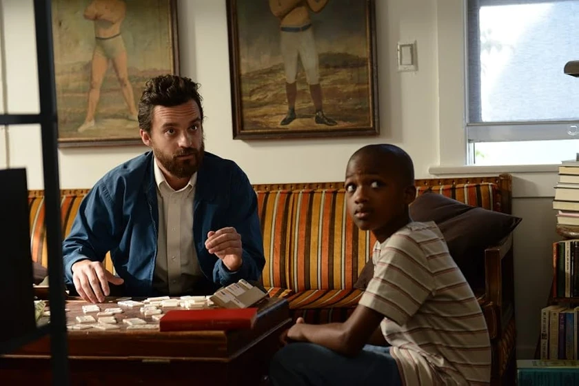 Jake Johnson y Akinsola Aribo en una-vida-de-mentira