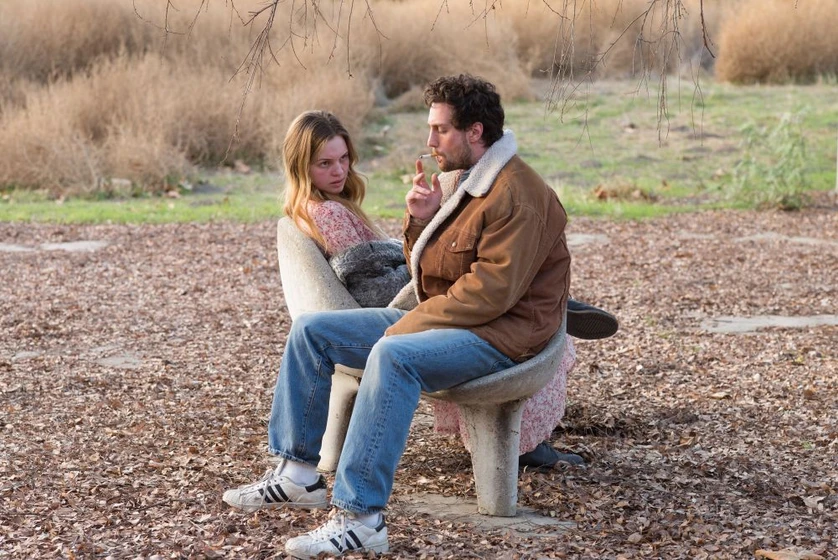 Aaron Taylor-Johnson y Odessa Young en en-mil-pedazos