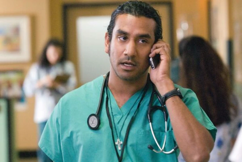 Naveen Andrews en la-extrana-que-hay-en-ti