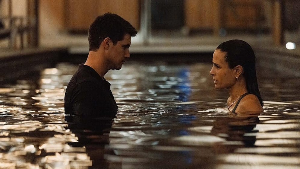 Jordana Brewster y Robbie Amell en replicantes