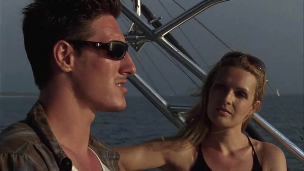 Eric Balfour y Iva Hasperger en dinoshark