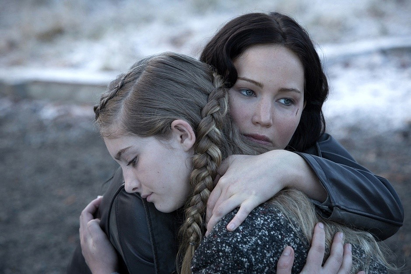 Jennifer Lawrence y Willow Shields en Los Juegos del Hambre. En Llamas