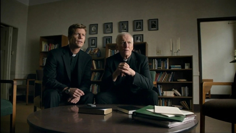 Joel Gretsch y Scott Hylands en V (2009)