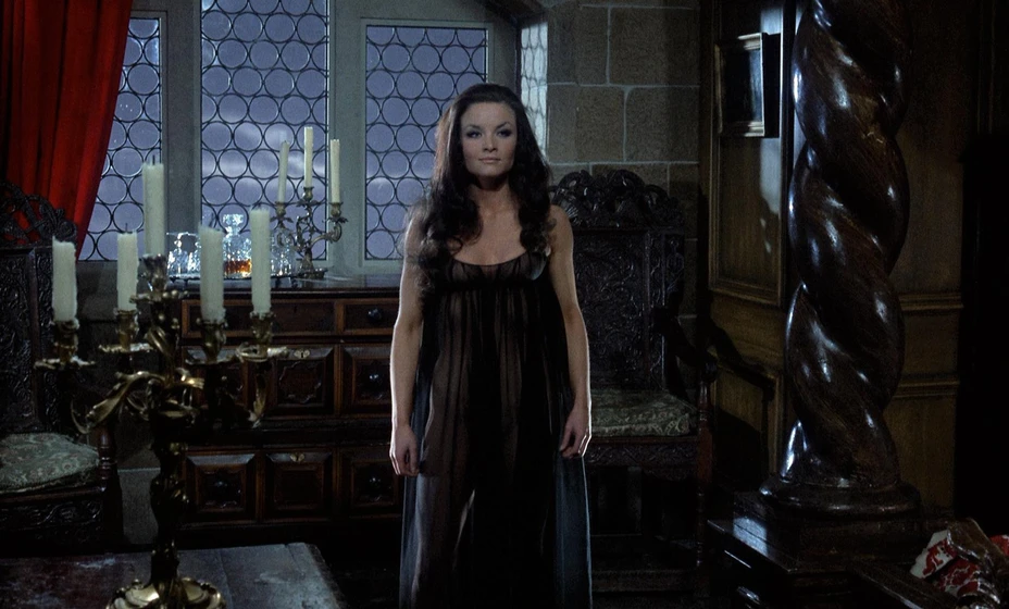 Kate O'Mara en el-horror-de-frankenstein